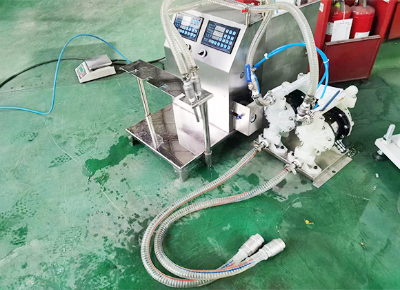 高粘度瓶、袋一體液體洗滌劑灌裝機-01